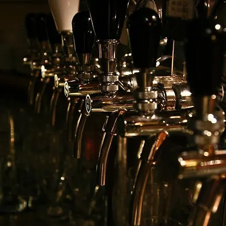 Academus - Pub, Rooms, Cider Couette-café 4*