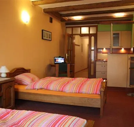 Academus Pub & 4* فروتسواف