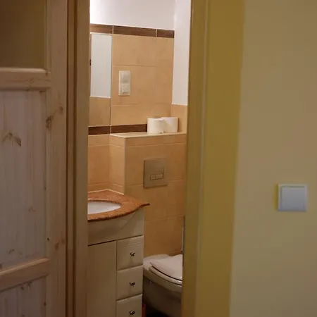 לינה וארוחת בוקר Academus Pub & 4*