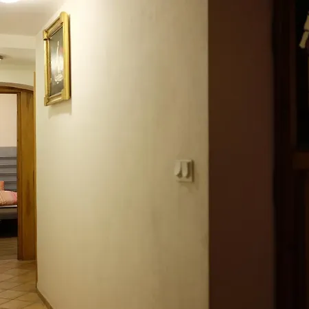 Academus Pub & לינה וארוחת בוקר 4*