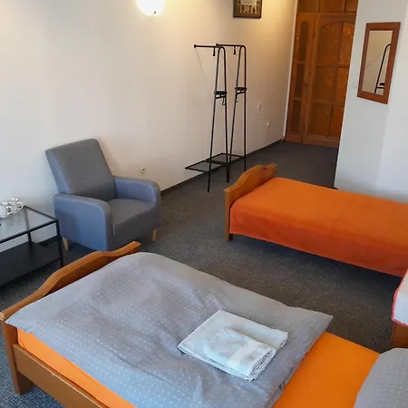 לינה וארוחת בוקר Academus Pub &