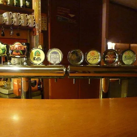 Couette-café Academus - Pub, Rooms, Cider 4*