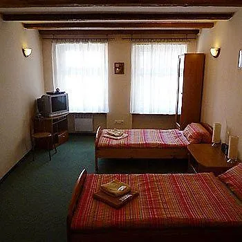 Academus Pub & לינה וארוחת בוקר