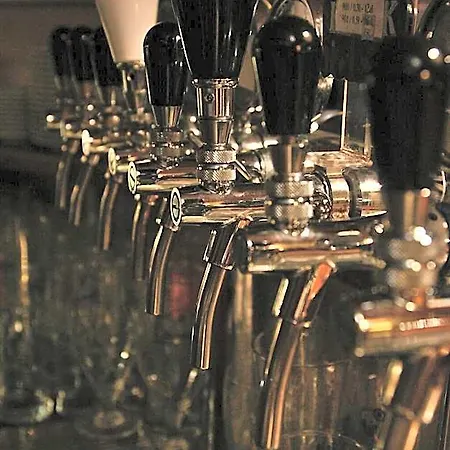 Academus - Pub, Rooms, Cider فندق مبيت وإفطار 4*