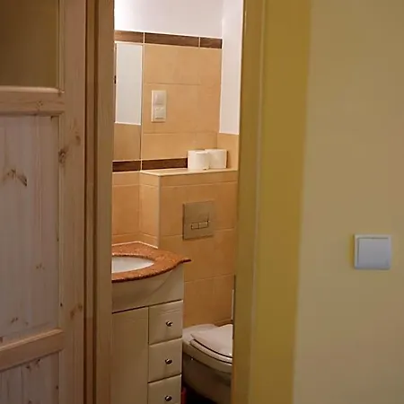 Academus - Pub, Rooms, Cider Couette-café 4*