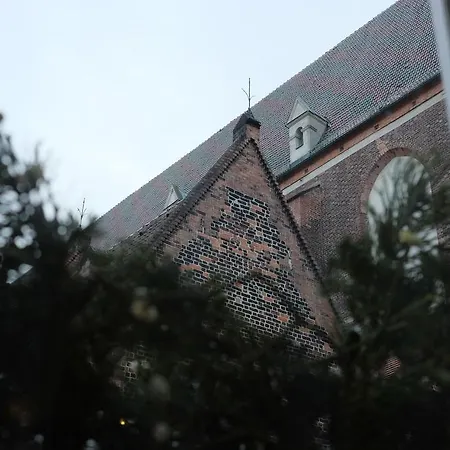 לינה וארוחת בוקר Academus Pub & 4*