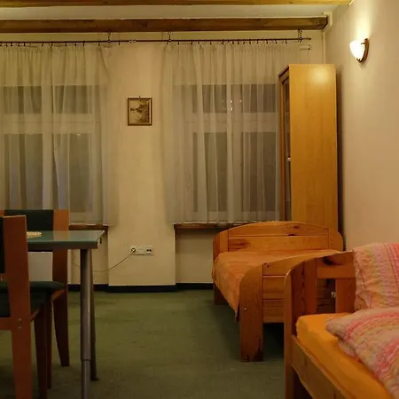 לינה וארוחת בוקר Academus Pub & 4*