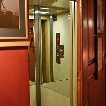 לינה וארוחת בוקר Academus Pub &