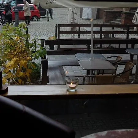 לינה וארוחת בוקר Academus Pub &