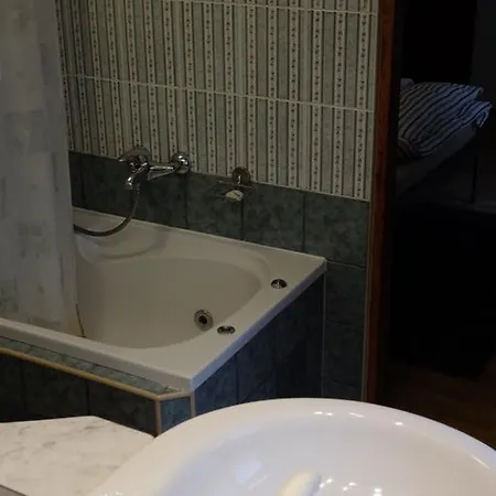 Bed & Breakfast Academus Pub &