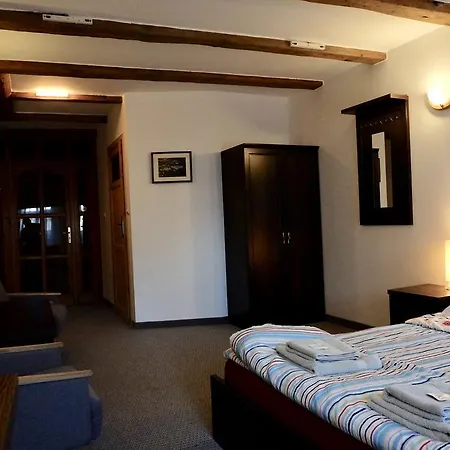 לינה וארוחת בוקר Academus Pub & 4*