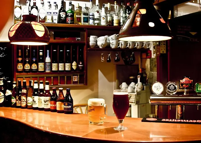 Academus Pub & לינה וארוחת בוקר