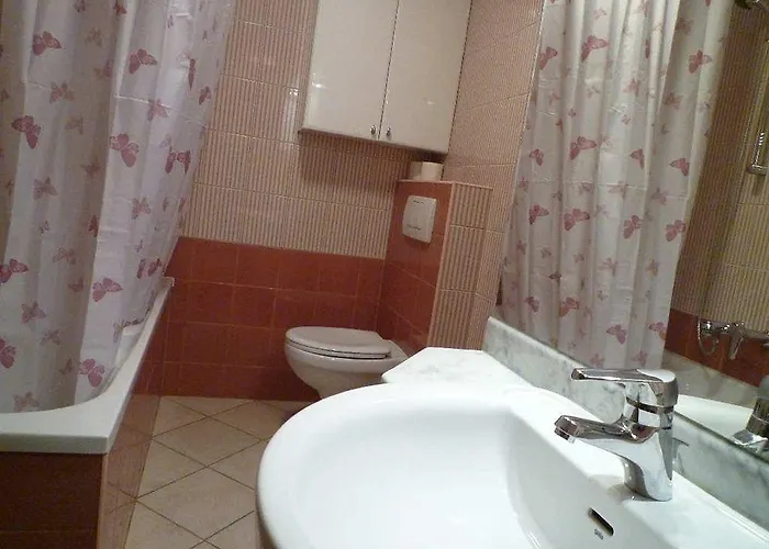 Academus Pub & לינה וארוחת בוקר