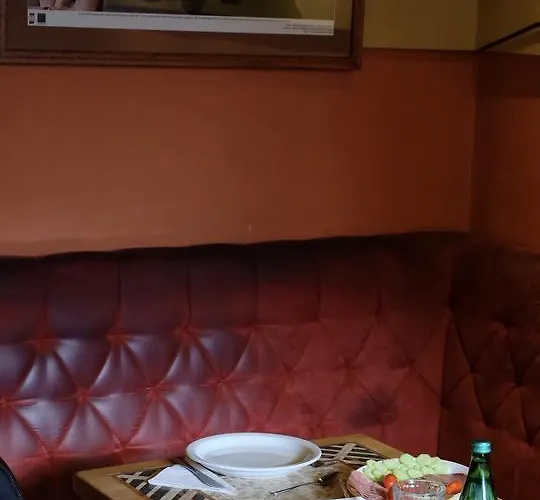 לינה וארוחת בוקר Academus Pub &